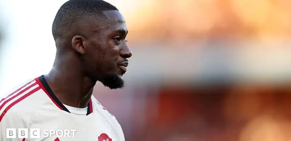 Jugador de Liverpool en perfil durante el partido