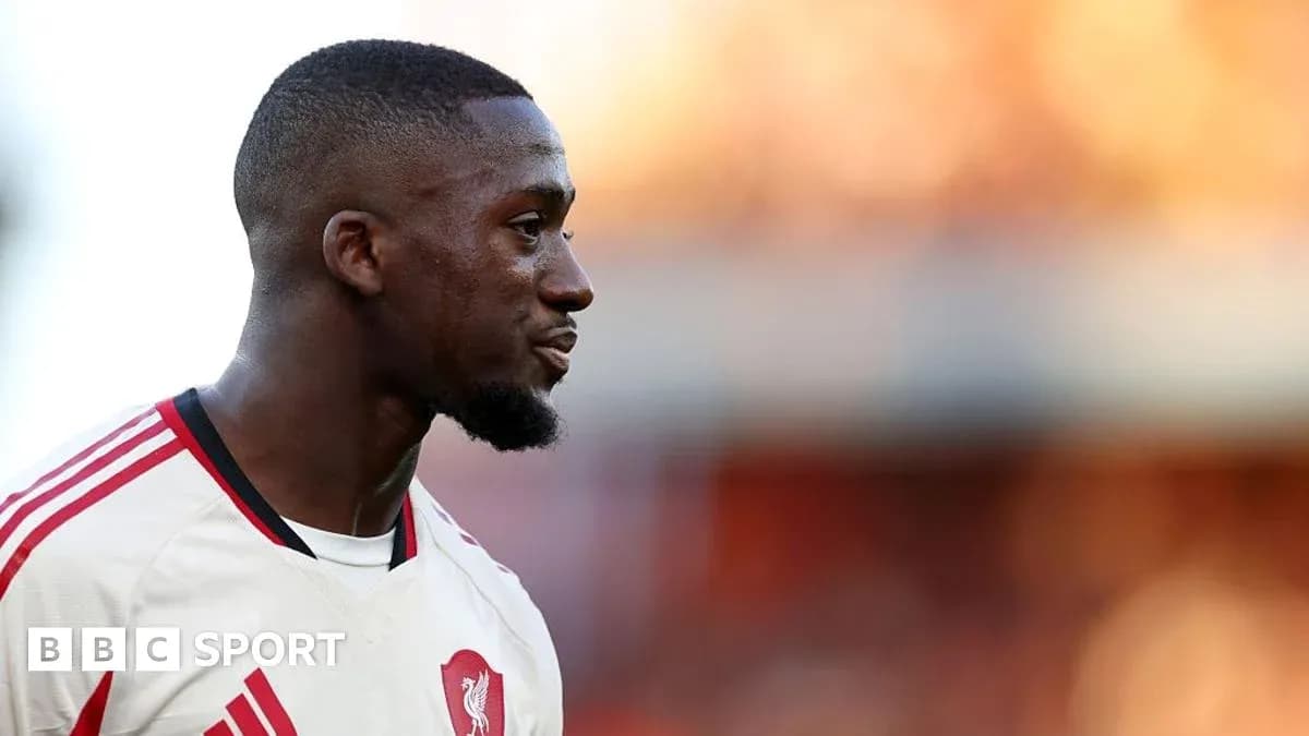 Jugador de Liverpool en perfil durante el partido