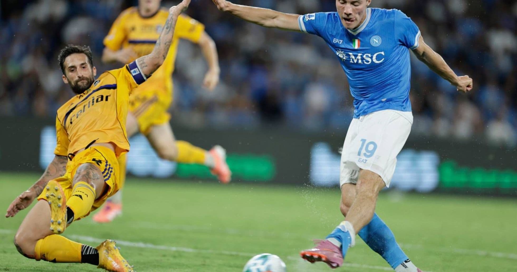 Jugador de Napoli driblando en partido contra Pisa
