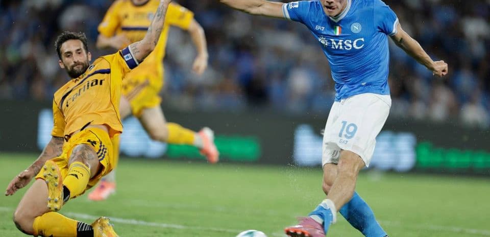 Jugador de Napoli driblando en partido contra Pisa