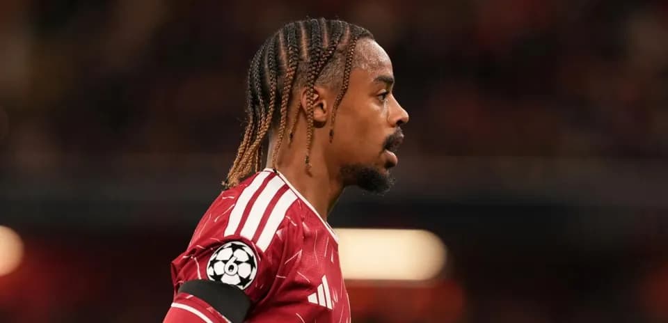 Jugador con camiseta roja y brazalete en el campo