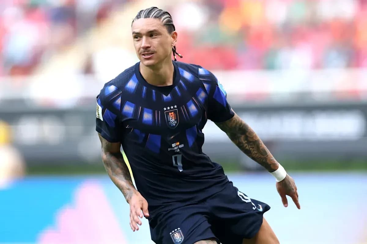 Jugador corriendo con balón en campo de fútbol