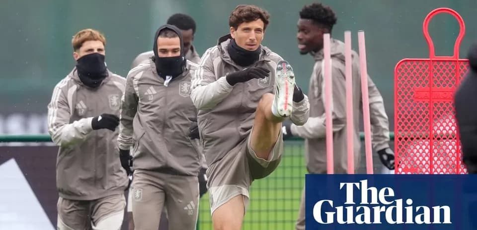 Jugadores entrenando en sesión bajo la lluvia
