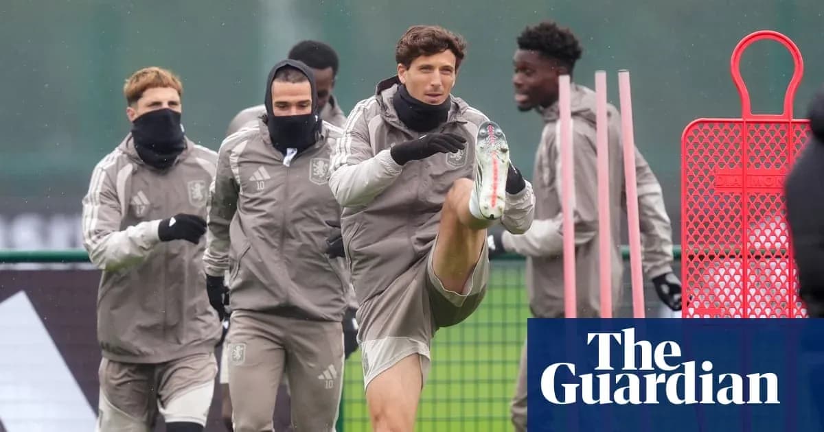 Jugadores entrenando en sesión bajo la lluvia