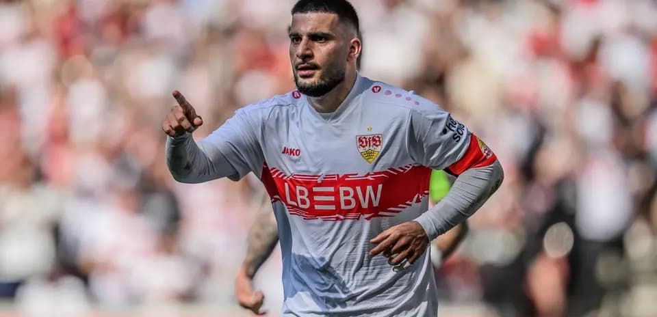Jugador de Stuttgart señalando durante el partido