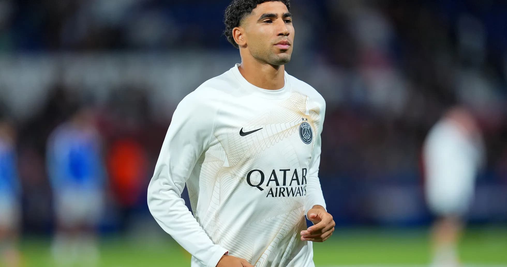 Jugador de PSG en calentamiento antes del partido