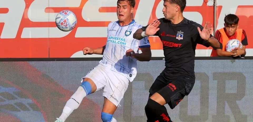 Jugador de Huachipato compitiendo por el balón