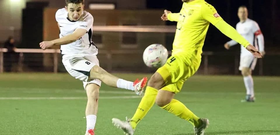 Jugador de Monheim pateando el balón