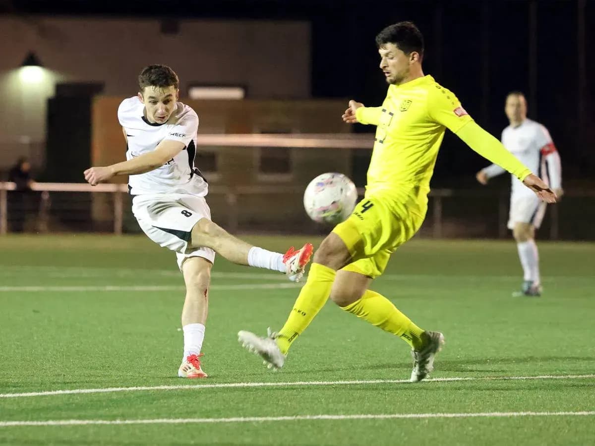 Jugador de Monheim pateando el balón