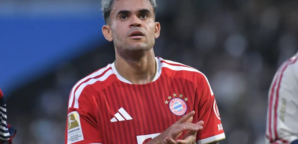 Jugador de Bayern Múnich aplaudiendo en el campo