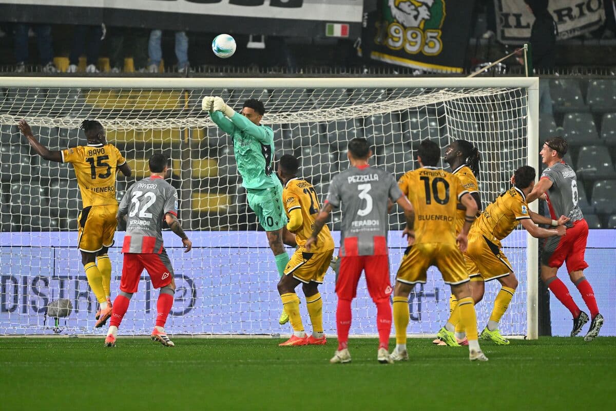 Portero saltando para atrapar el balón en el área