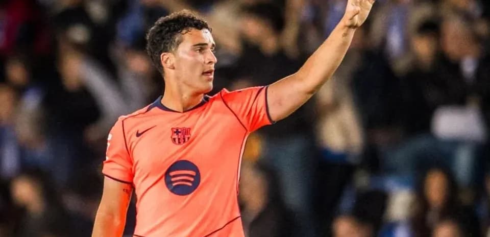 Jugador del Barcelona saludando durante el partido