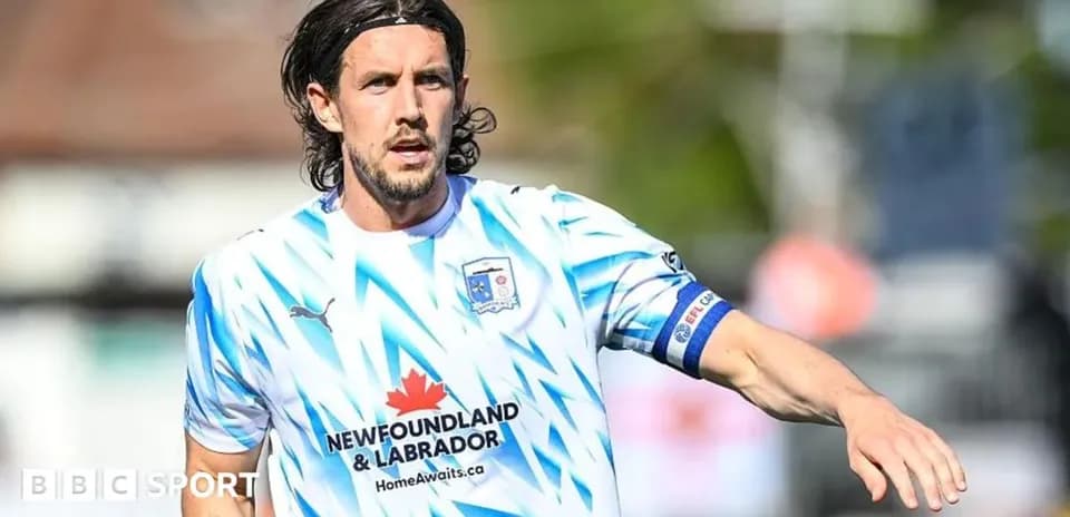 Jugador corriendo con camiseta de su equipo