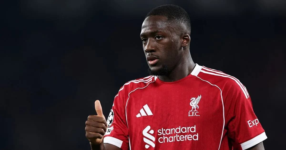 Jugador de Liverpool haciendo gesto de aprobación en el campo