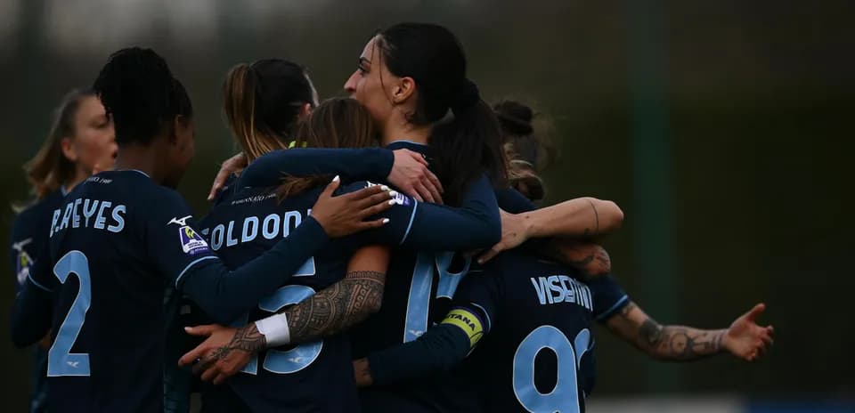 Jugadoras celebrando un gol en partido