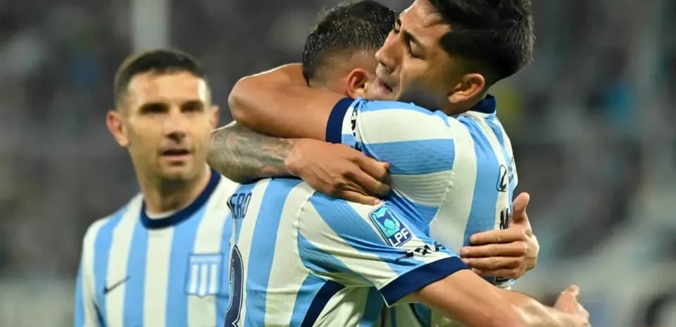 Jugadores de Racing Club celebrando un gol