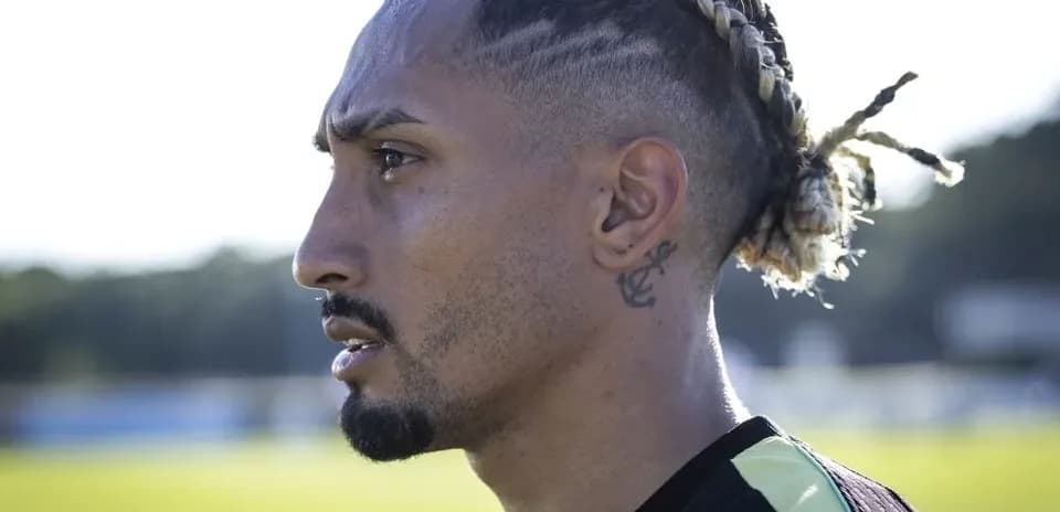 Jugador de fútbol en perfil durante entrenamiento