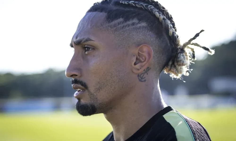 Jugador de fútbol en perfil durante entrenamiento