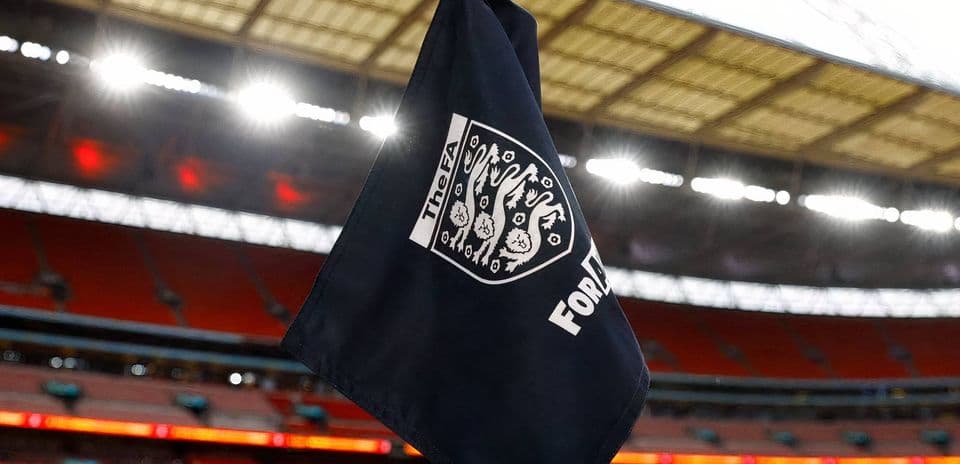 Treinta y Dos Clubes Ingleses Enfrentan un Riesgo Financiero Grave Según Informe Reciente