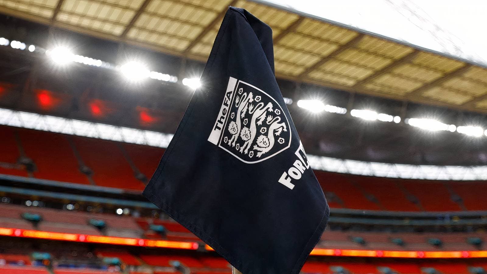 Treinta y Dos Clubes Ingleses Enfrentan un Riesgo Financiero Grave Según Informe Reciente