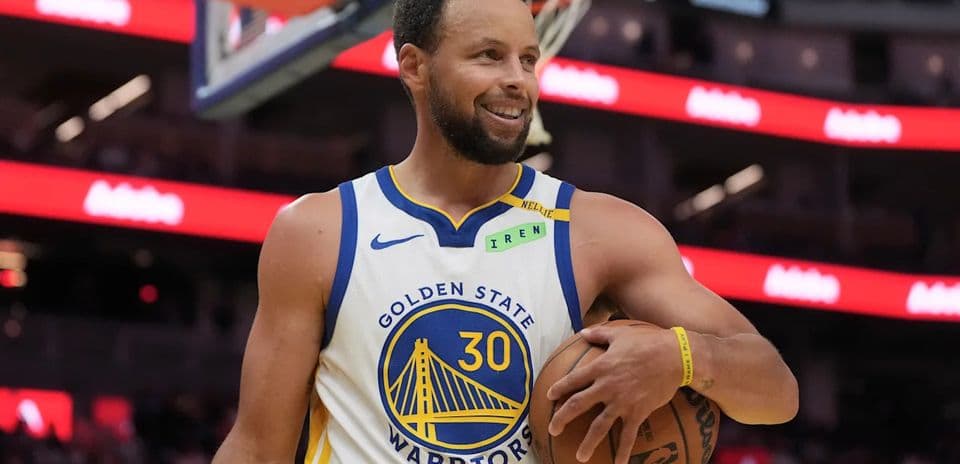 Stephen Curry se recupera tras lesión en el tobillo y jugará contra los Lakers en la apertura de la temporada