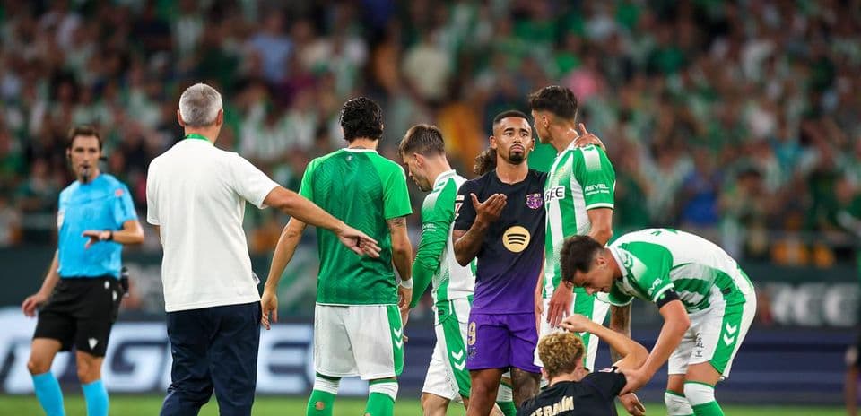 Manuel Pellegrini enfrenta posible sanción de 12 partidos tras críticas a árbitro en derrota del Betis ante Barcelona