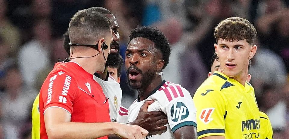 Vinicius Jr se disculpa tras tarjeta roja por tirar del cabello en partido contra Villarreal