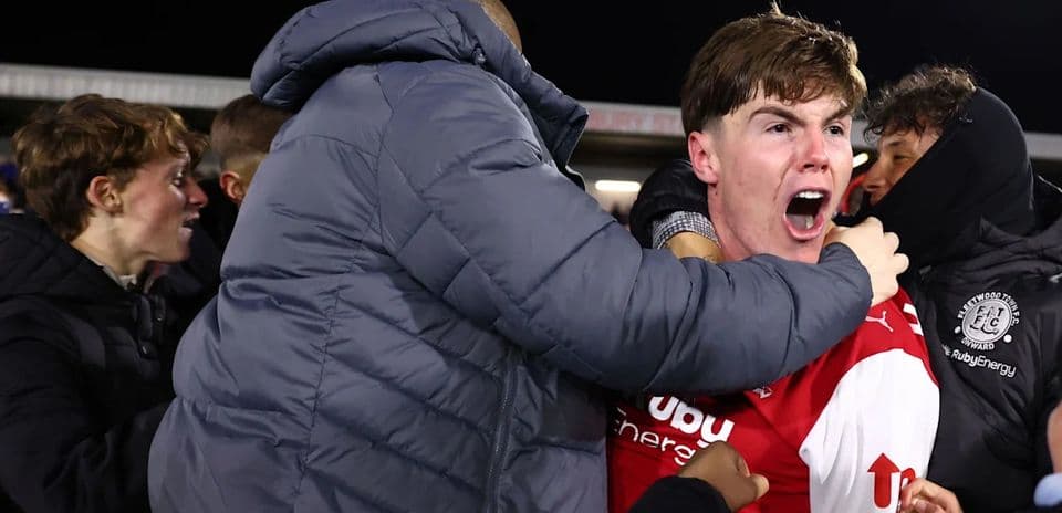 Fleetwood Town logra una histórica victoria ante Arsenal y avanza a cuartos de la Carabao Cup