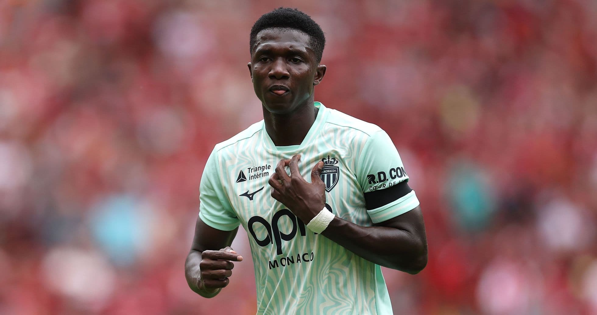 Liverpool intensifica negociaciones por Lamine Camara mientras Chelsea se enfoca en Alex Scott