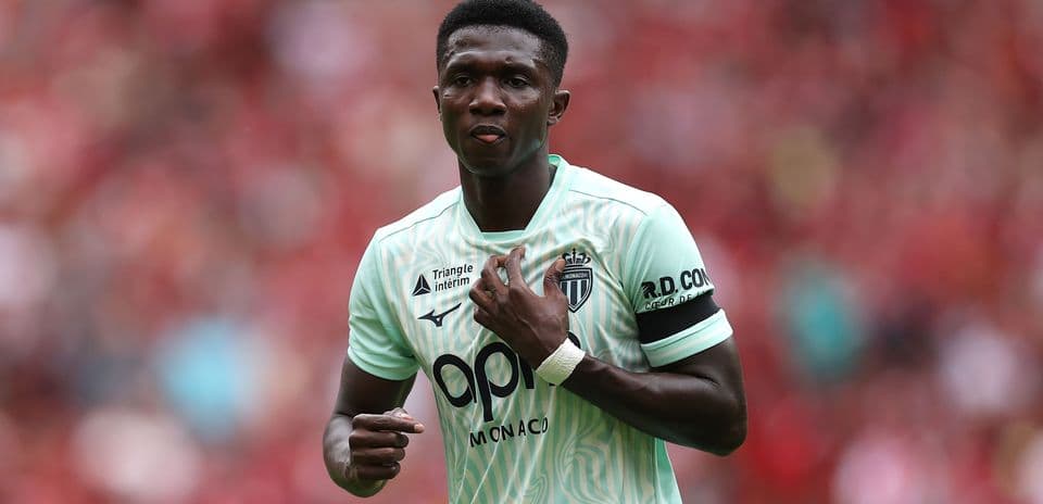 Liverpool intensifica negociaciones por Lamine Camara mientras Chelsea se enfoca en Alex Scott