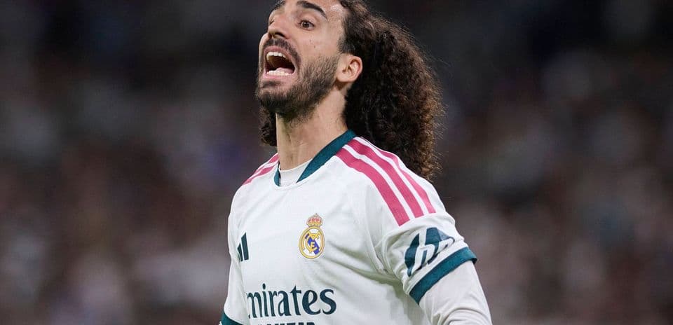 Marc Cucurella confronta al árbitro tras la expulsión de Vinicius Jr en victoria ajustada del Real Madrid sobre Villarreal