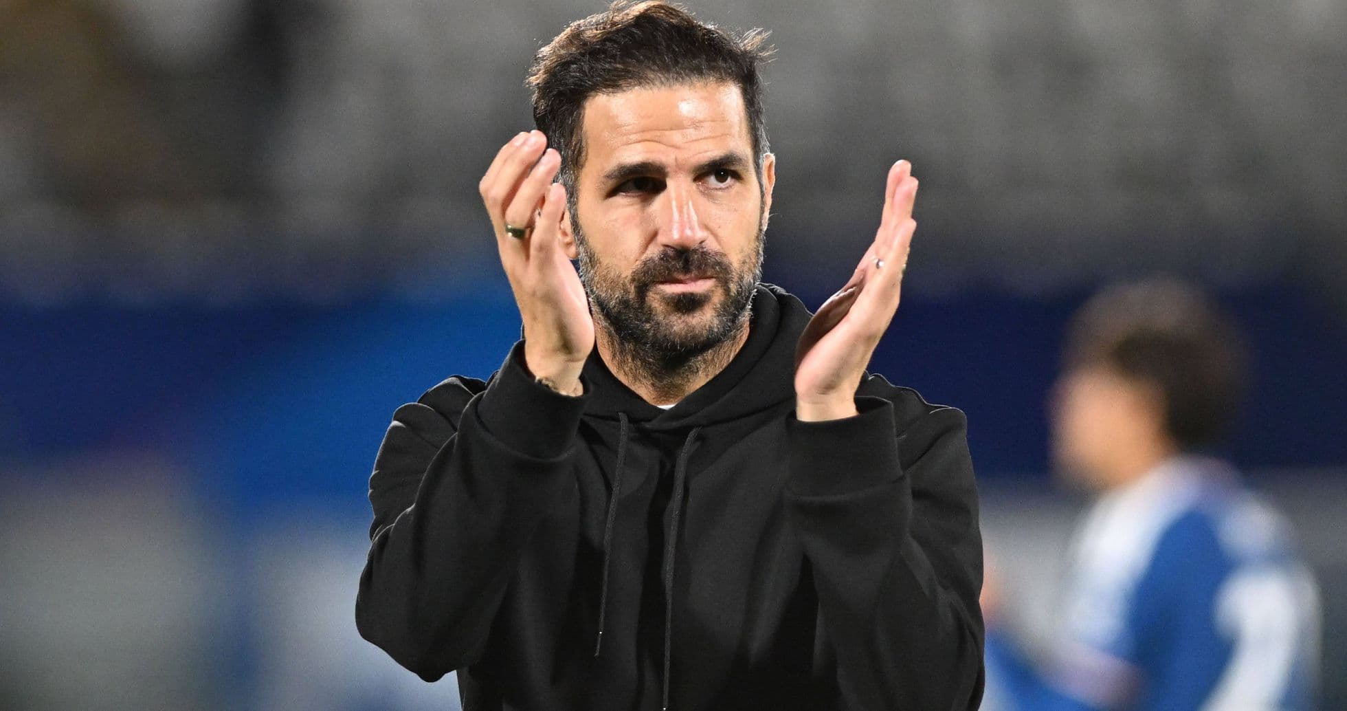 Cesc Fàbregas pide mantener la calma tras la goleada de Como al Manchester United en Champions League
