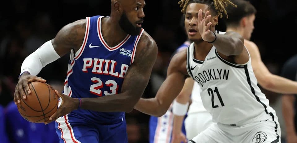 LeBron James lidera como point forward mientras la ofensiva de los 76ers brilla en su primer encuentro con la nueva alineación estelar