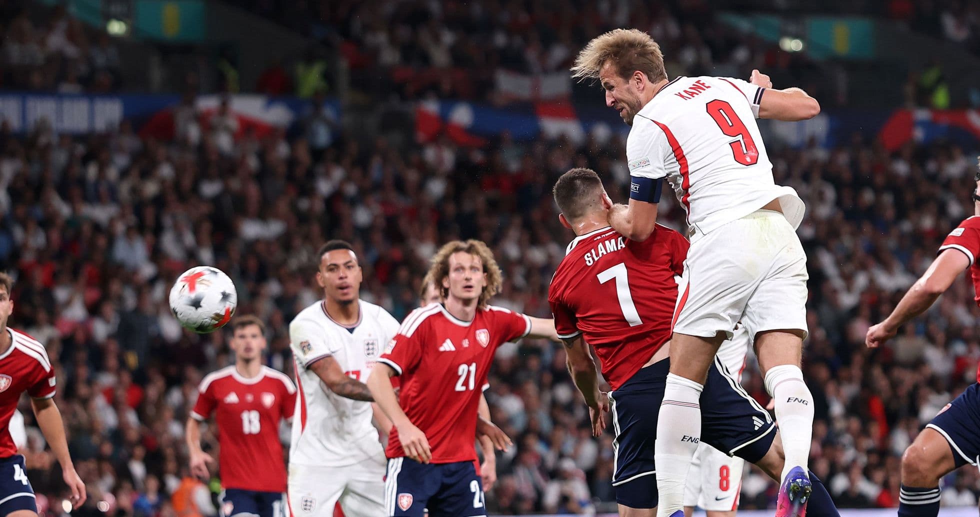 Harry Kane celebra una noche histórica con doblete en Wembley