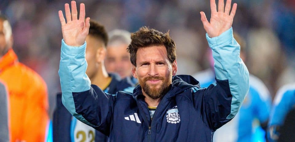 Lionel Messi recibe membresía honoraria de River Plate en emotivo adiós internacional en el Monumental