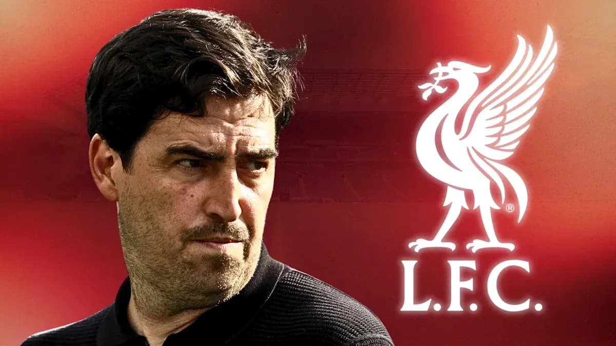 Entrenador con logo de Liverpool detrás Entrenador con logo de Liverpool detrás
