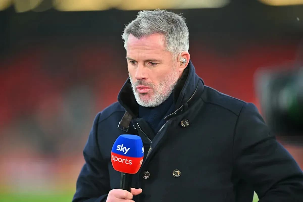 Analista sosteniendo micrófono de Sky Sports en campo Analista sosteniendo micrófono de Sky Sports en campo