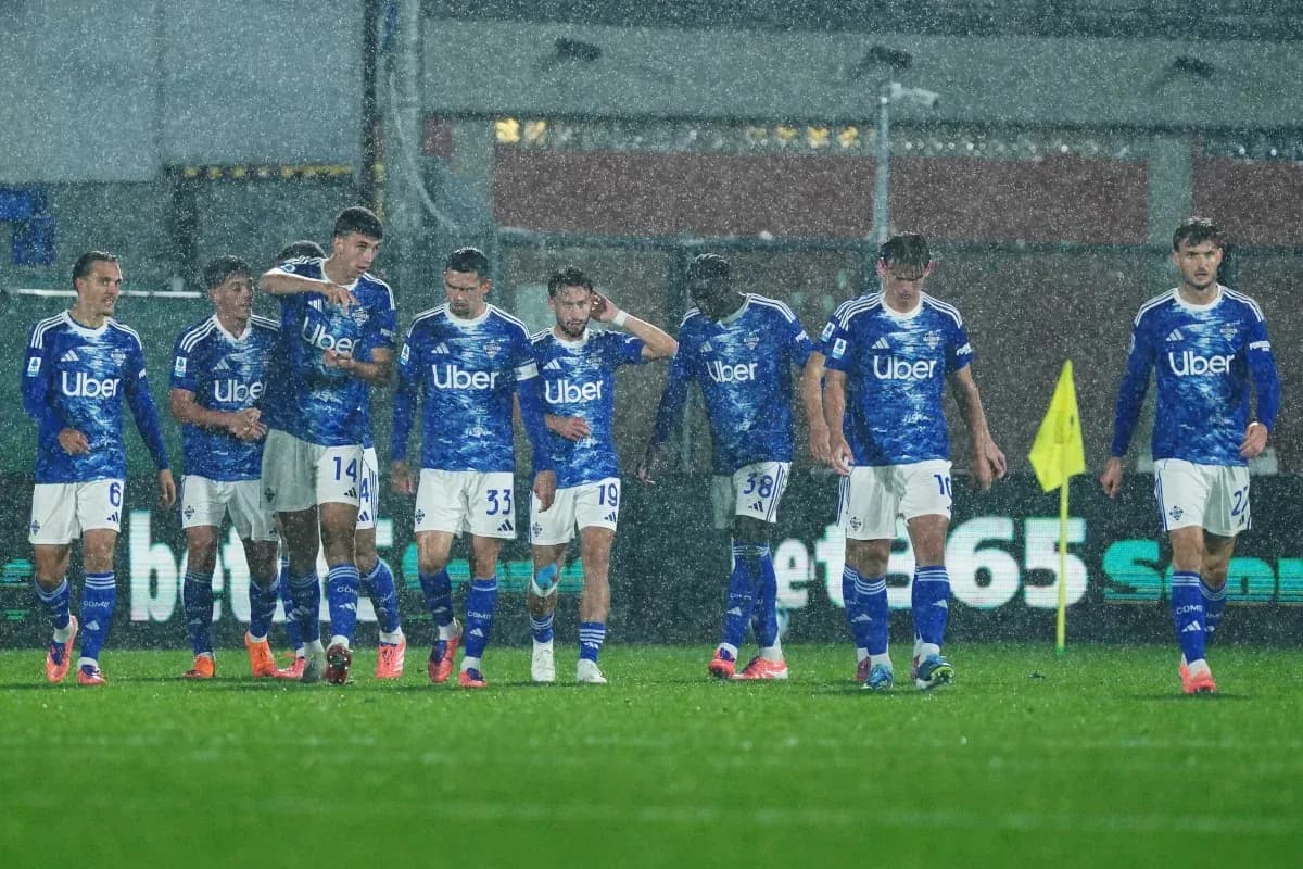 Jugadores de Como en la lluvia durante el partido Jugadores de Como en la lluvia durante el partido