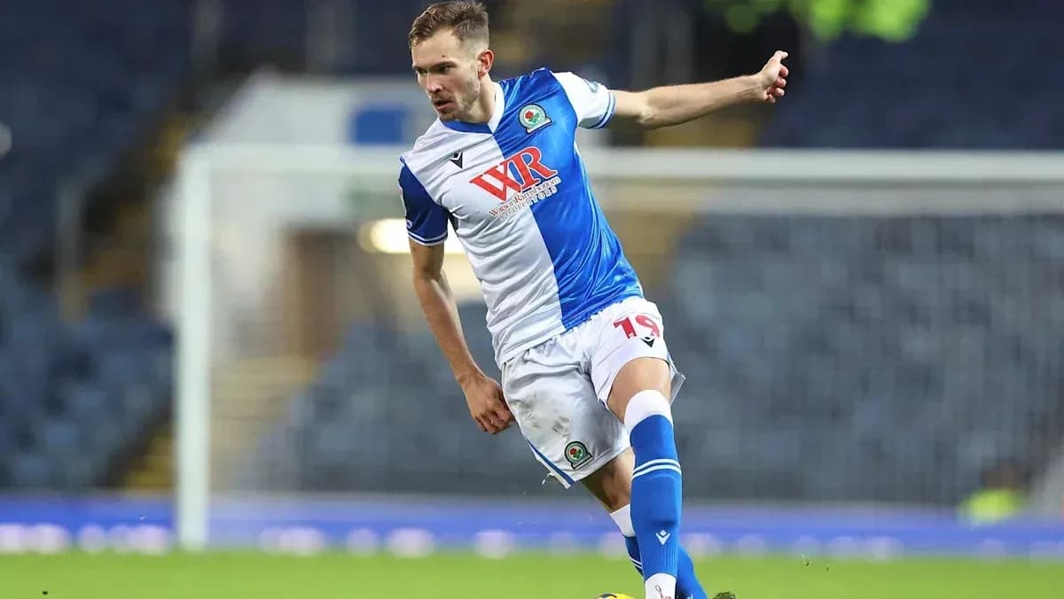 Jugador de Blackburn Rovers pateando el balón Jugador de Blackburn Rovers pateando el balón