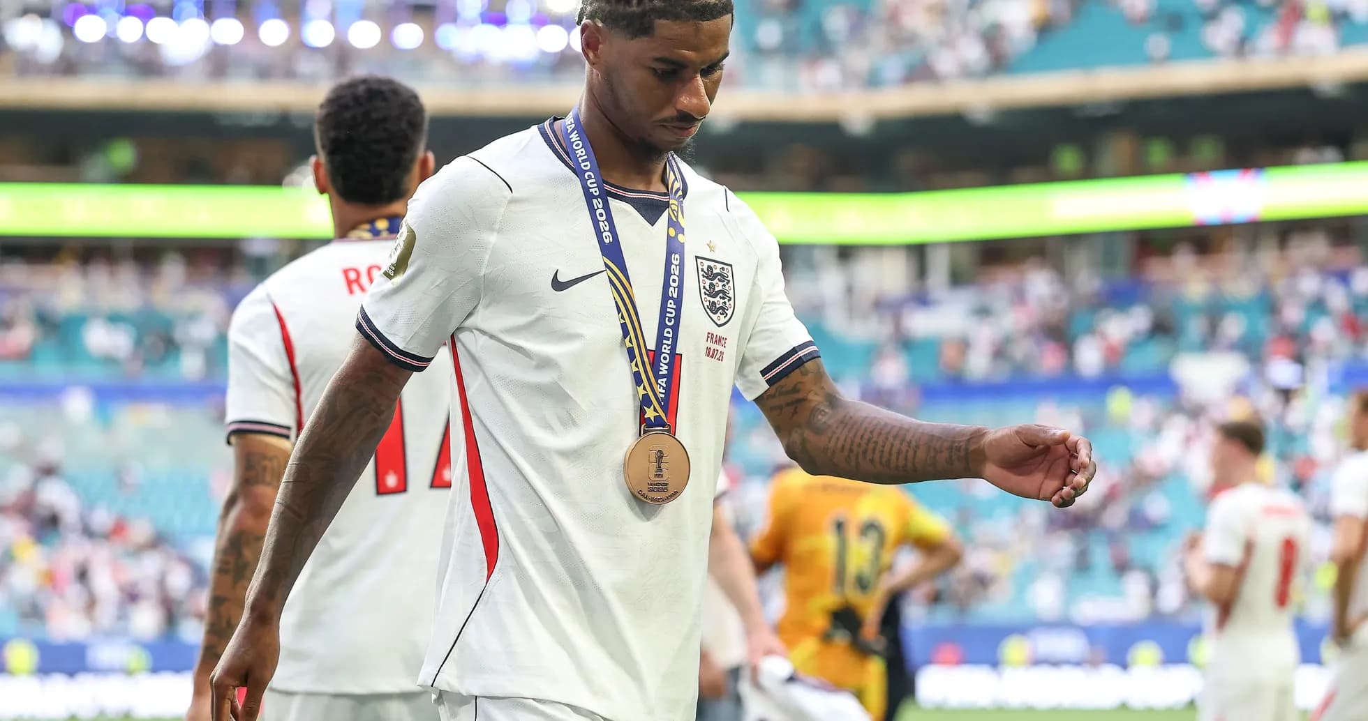 Jugador de Inglaterra con medalla tras el partido Jugador de Inglaterra con medalla tras el partido