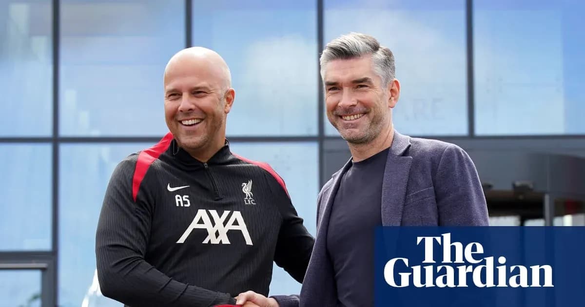 Entrenadores de Liverpool estrechando manos en la presentación Entrenadores de Liverpool estrechando manos en la presentación