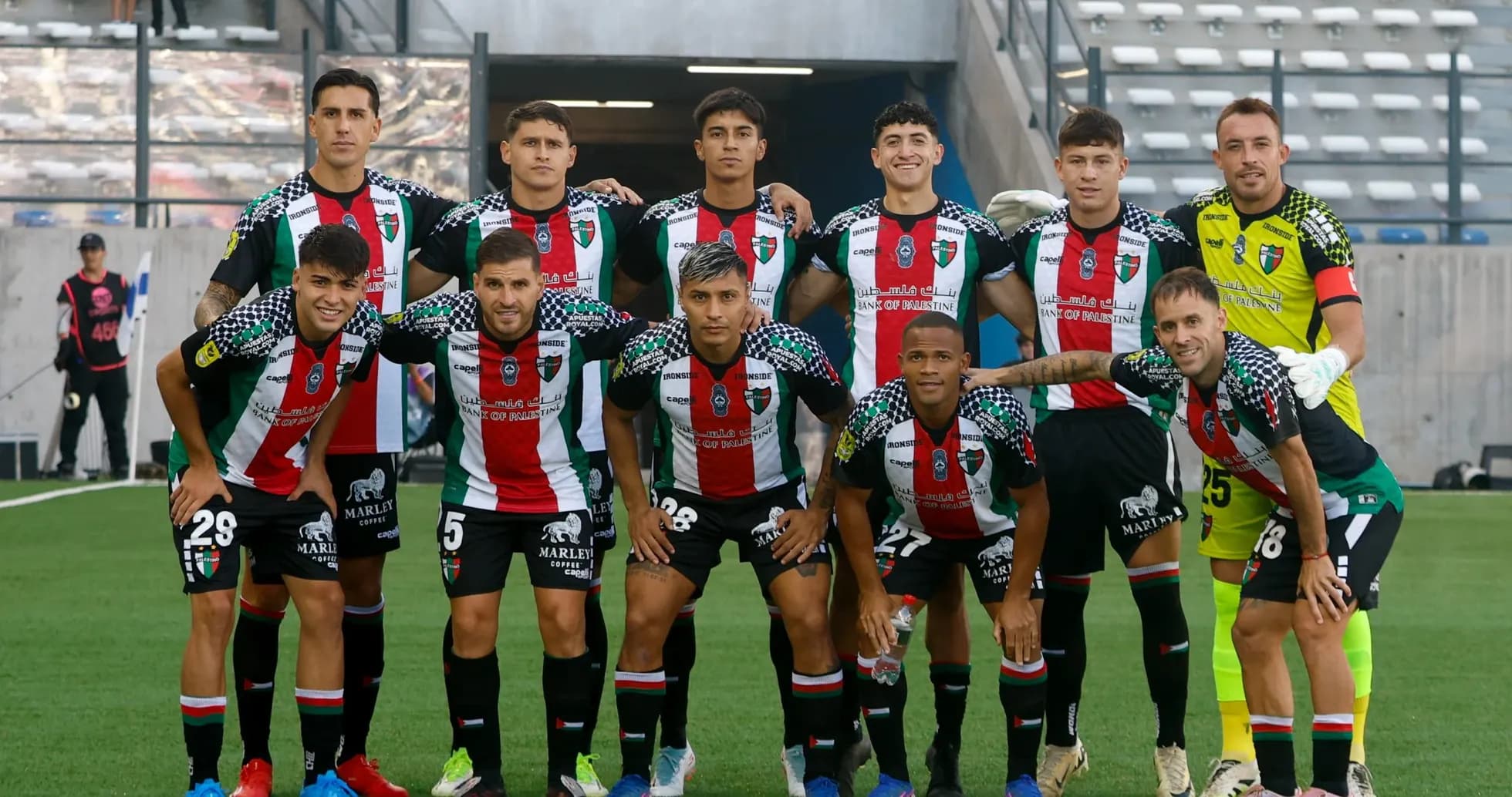 Equipo de Palestino posando antes del partido Equipo de Palestino posando antes del partido