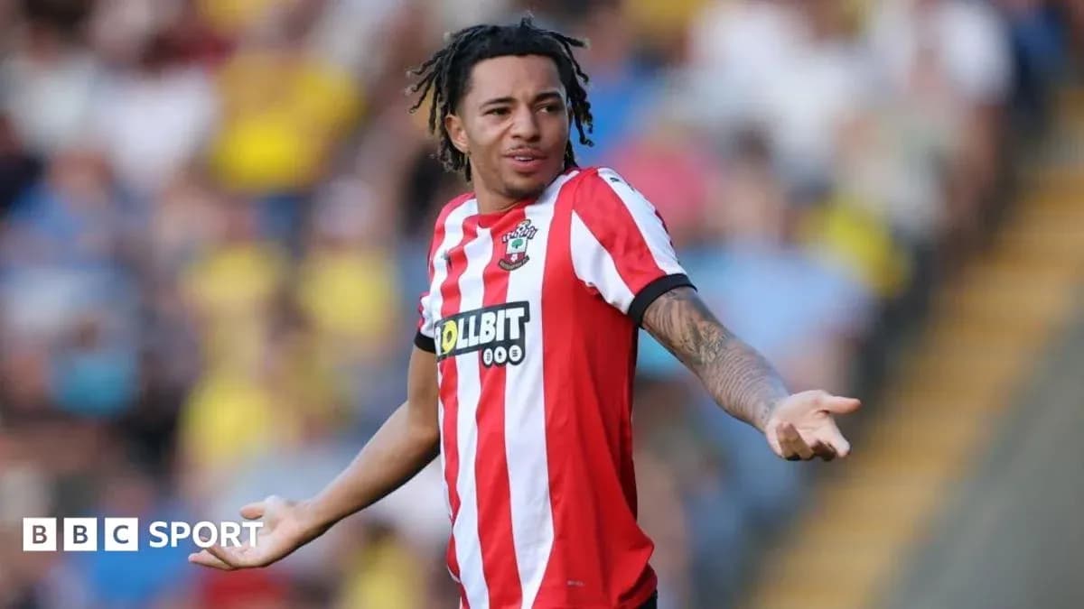 Jugador de Southampton señalando durante el partido Jugador de Southampton señalando durante el partido