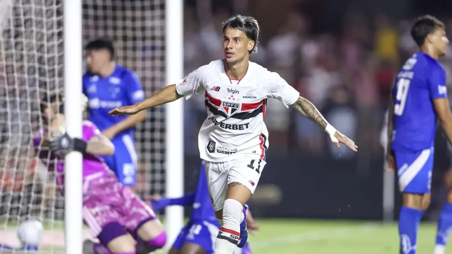 Jugador de Sao Paulo celebrando un gol Jugador de Sao Paulo celebrando un gol