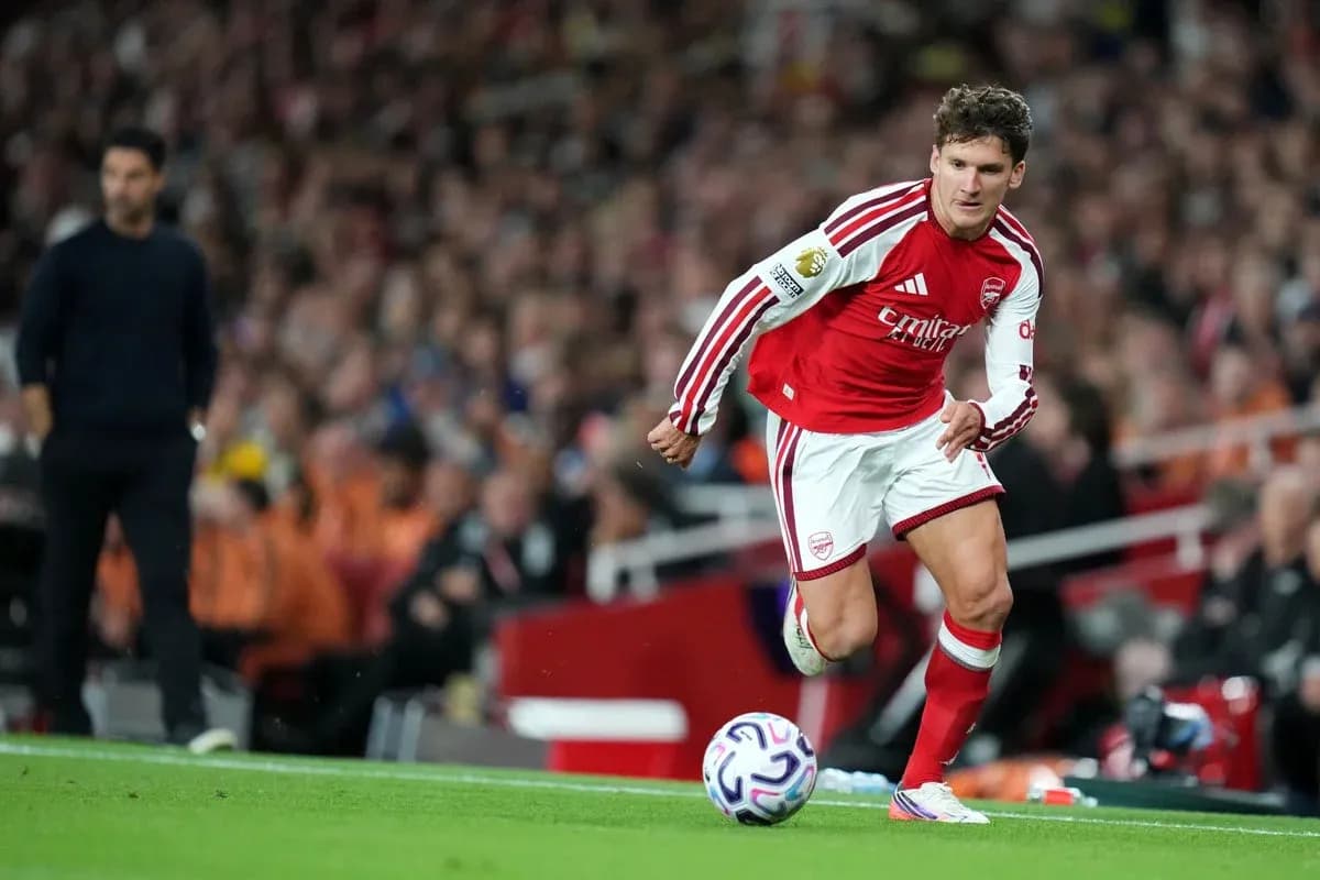 Jugador de Arsenal ejecutando un saque de esquina Jugador de Arsenal ejecutando un saque de esquina