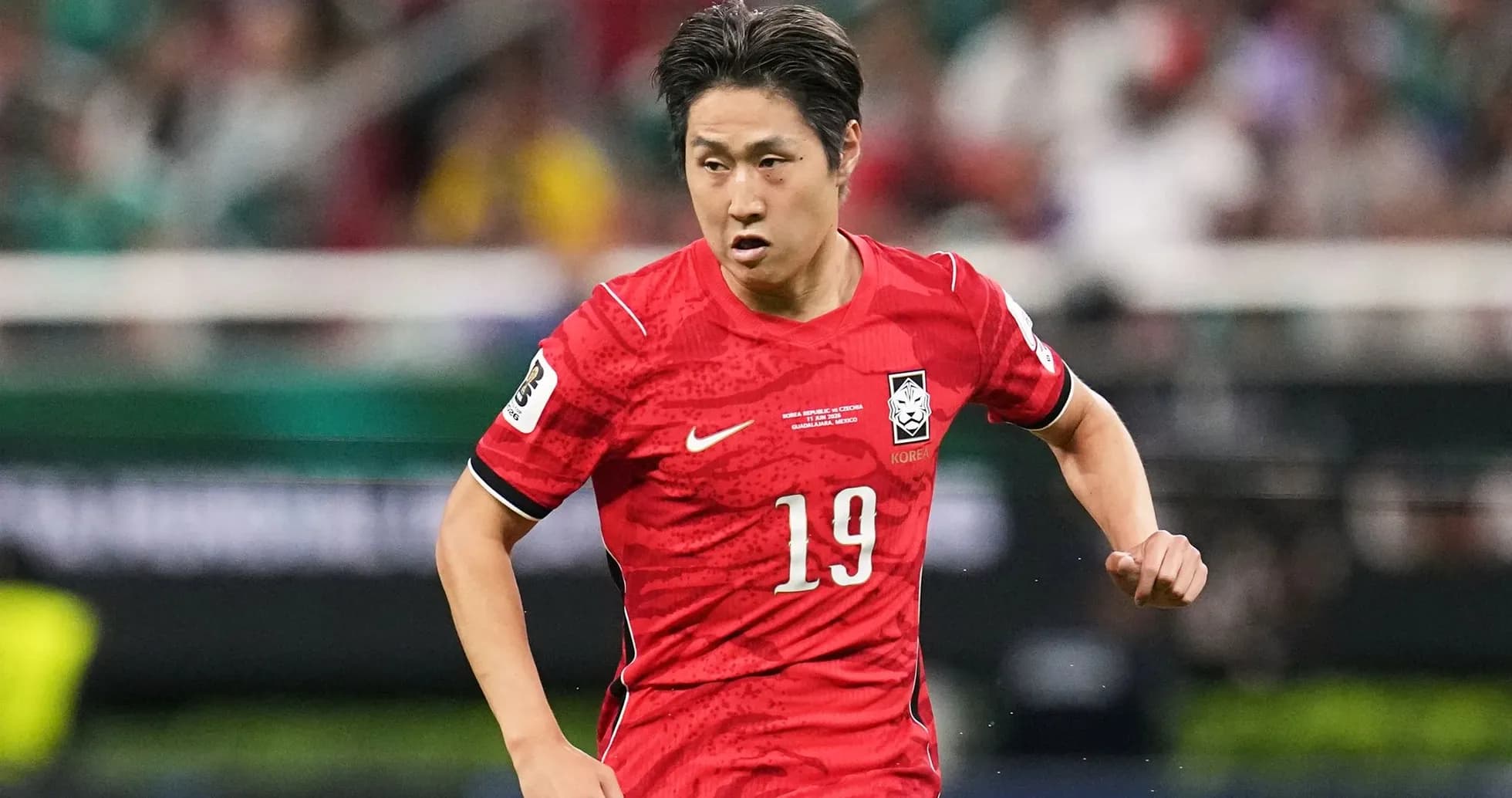 Jugador de Corea del Sur corriendo en partido Jugador de Corea del Sur corriendo en partido
