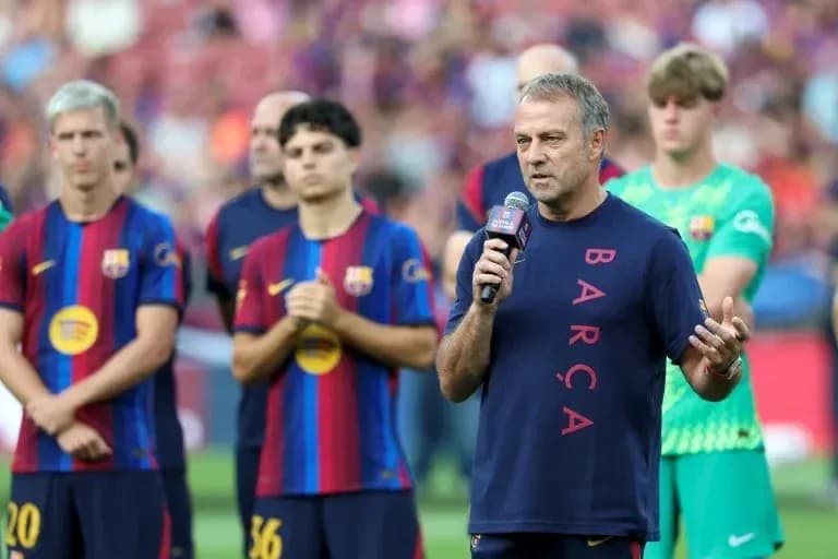 Entrenador hablando en evento de presentación del equipo Entrenador hablando en evento de presentación del equipo
