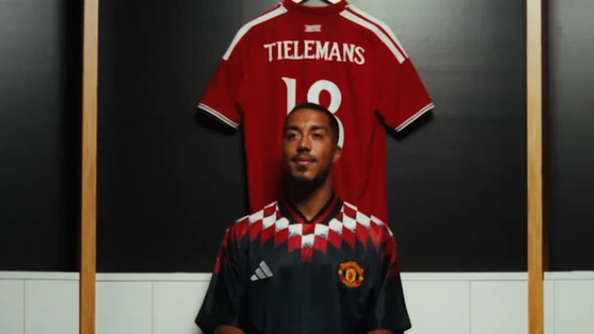 Jugador posando con camiseta de Manchester United Jugador posando con camiseta de Manchester United