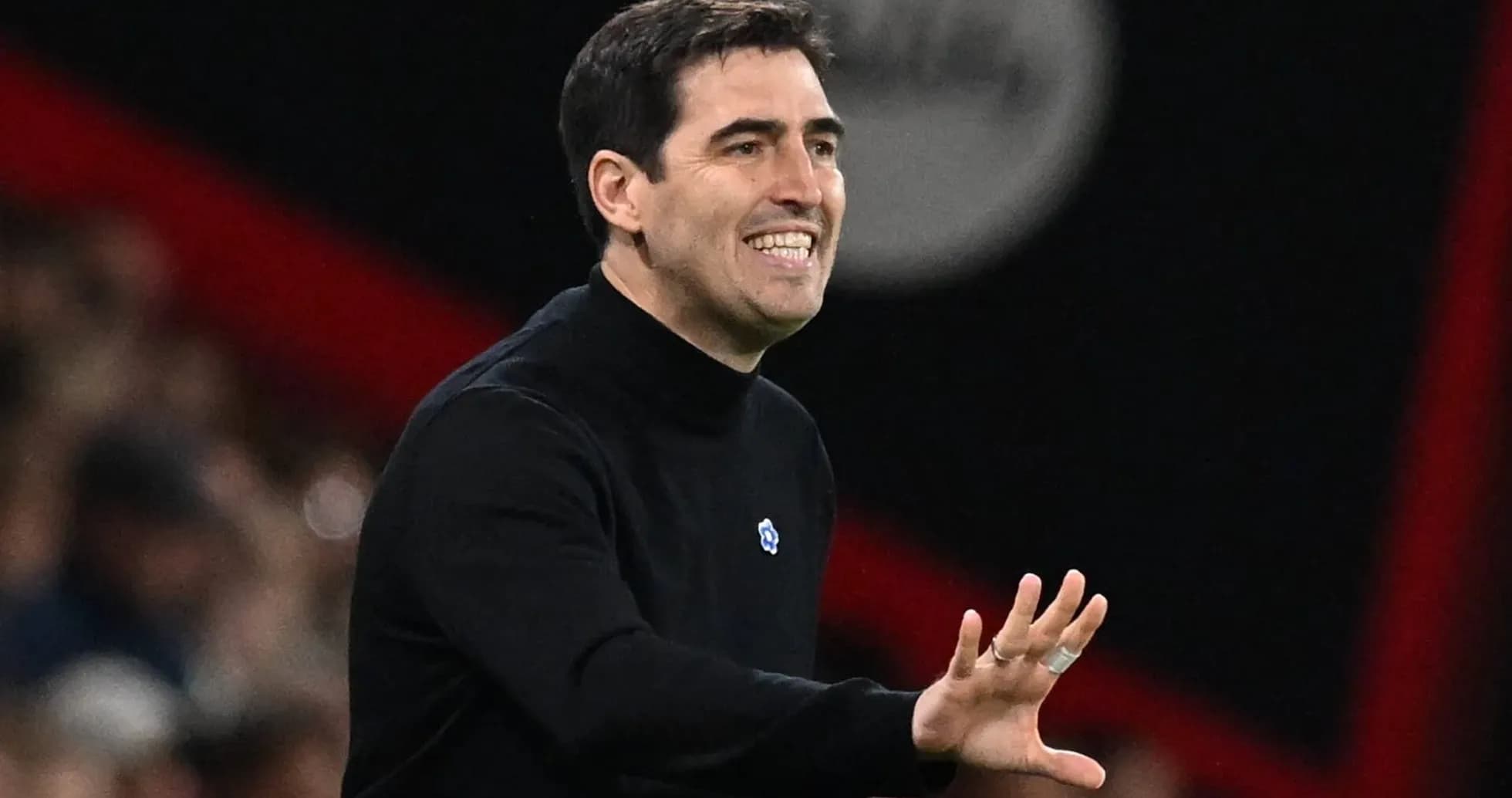 Entrenador dirigiendo a su equipo durante el partido Entrenador dirigiendo a su equipo durante el partido
