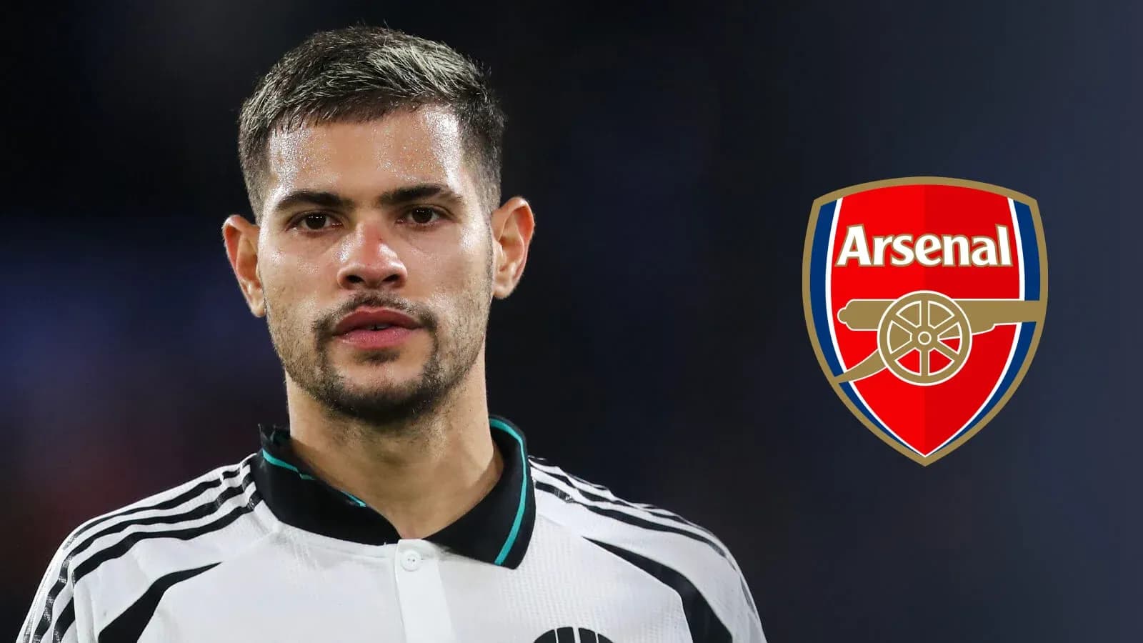 Jugador con camiseta blanca y logo de Arsenal Jugador con camiseta blanca y logo de Arsenal